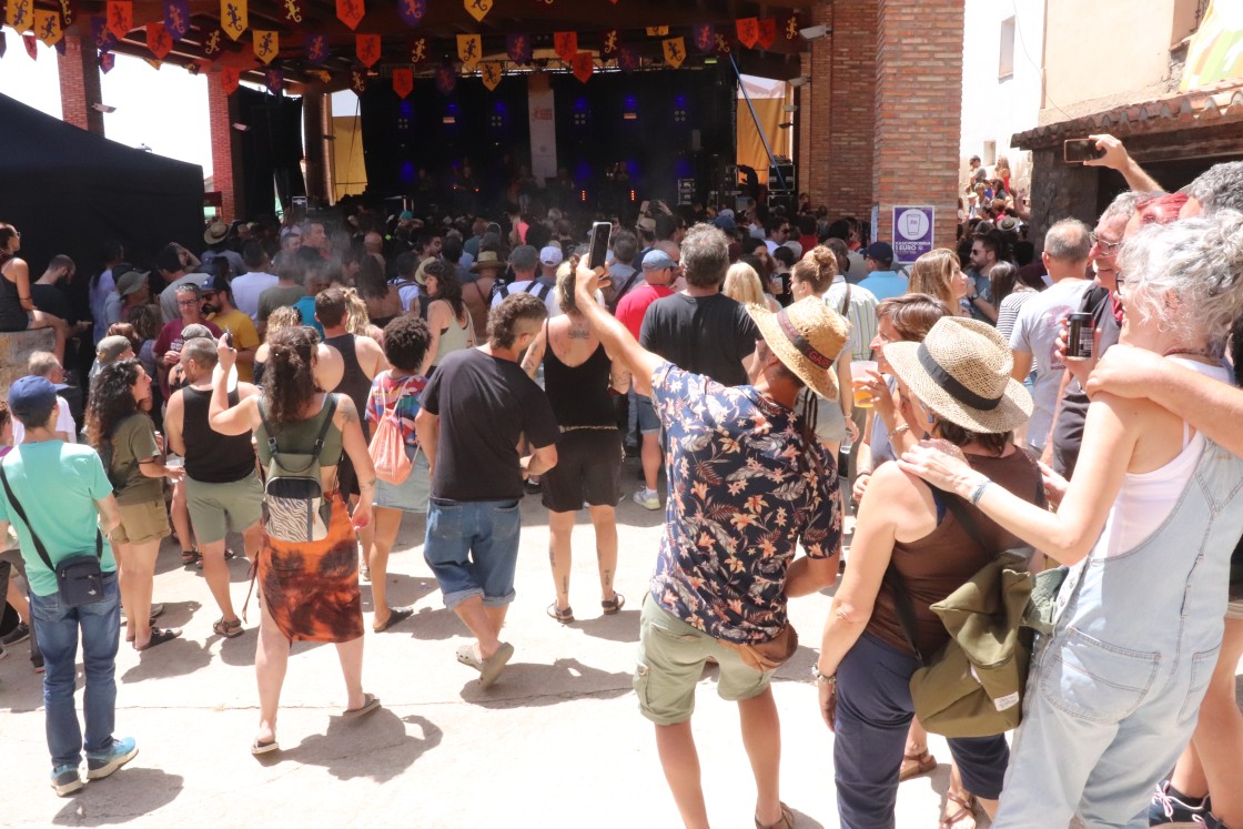 El Poborina Folk celebra sus bodas de plata con 5.000 personas bailando músicas de raíz