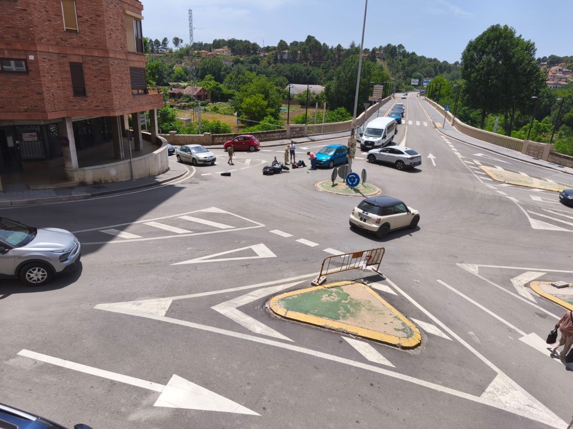 Un motorista herido en una pierna en un accidente en la rotonda de la Colmena en la capital turolense