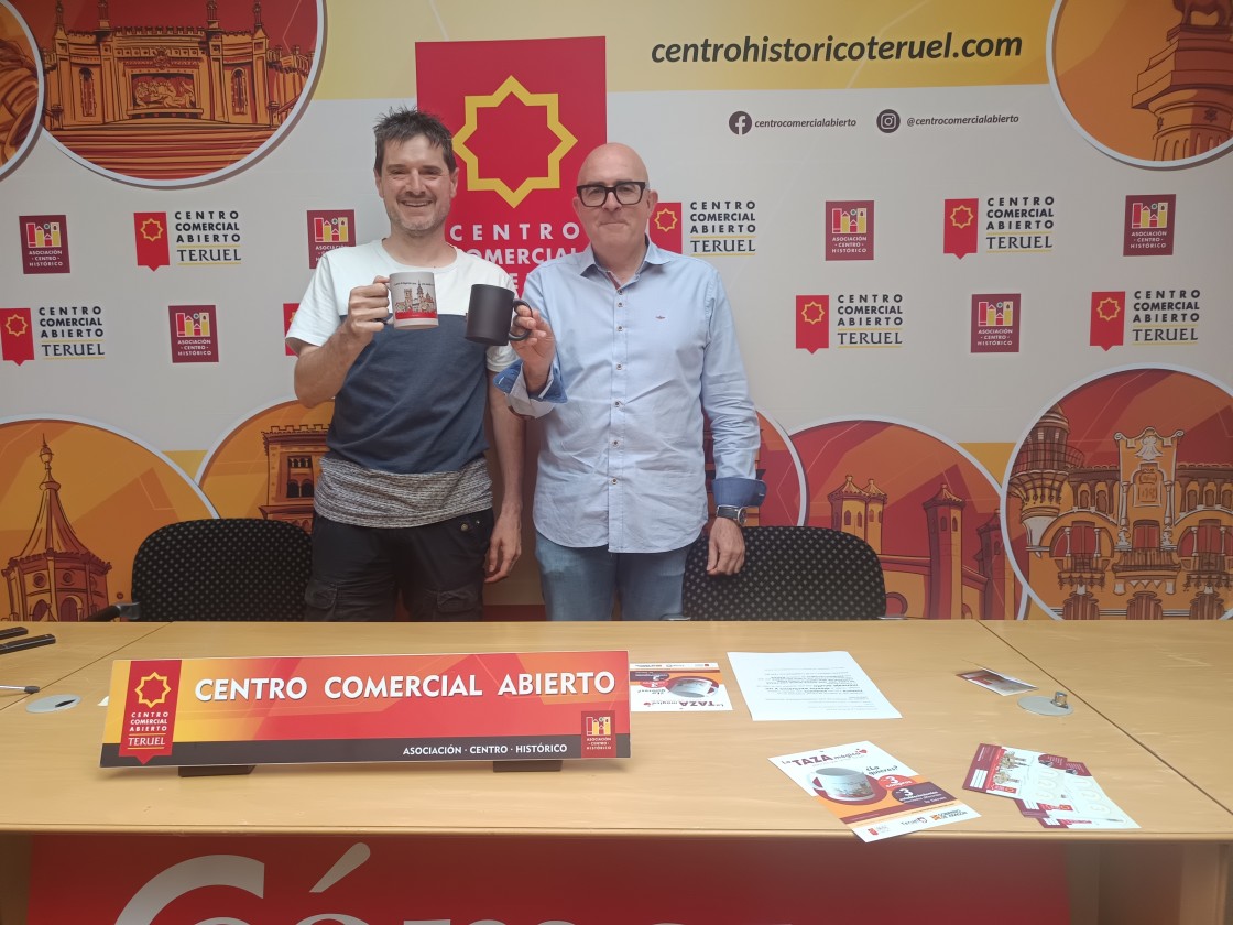 La fidelidad de los clientes del CCA tiene como regalo una taza con  un tesoro turolense escondido
