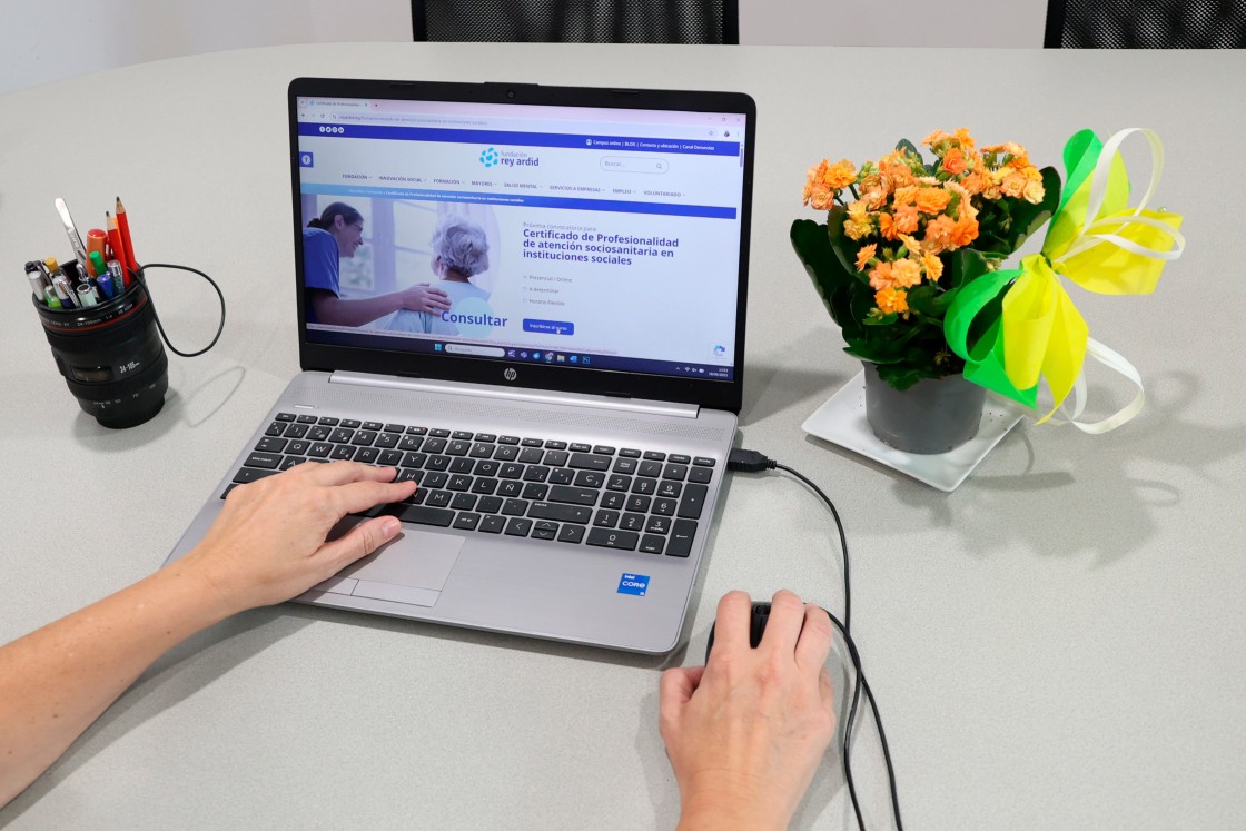 El programa Recualifica de Fundación Rey Ardid abre nuevas salidas laborales a mujeres rurales con formación en cuidados y competencias digitales