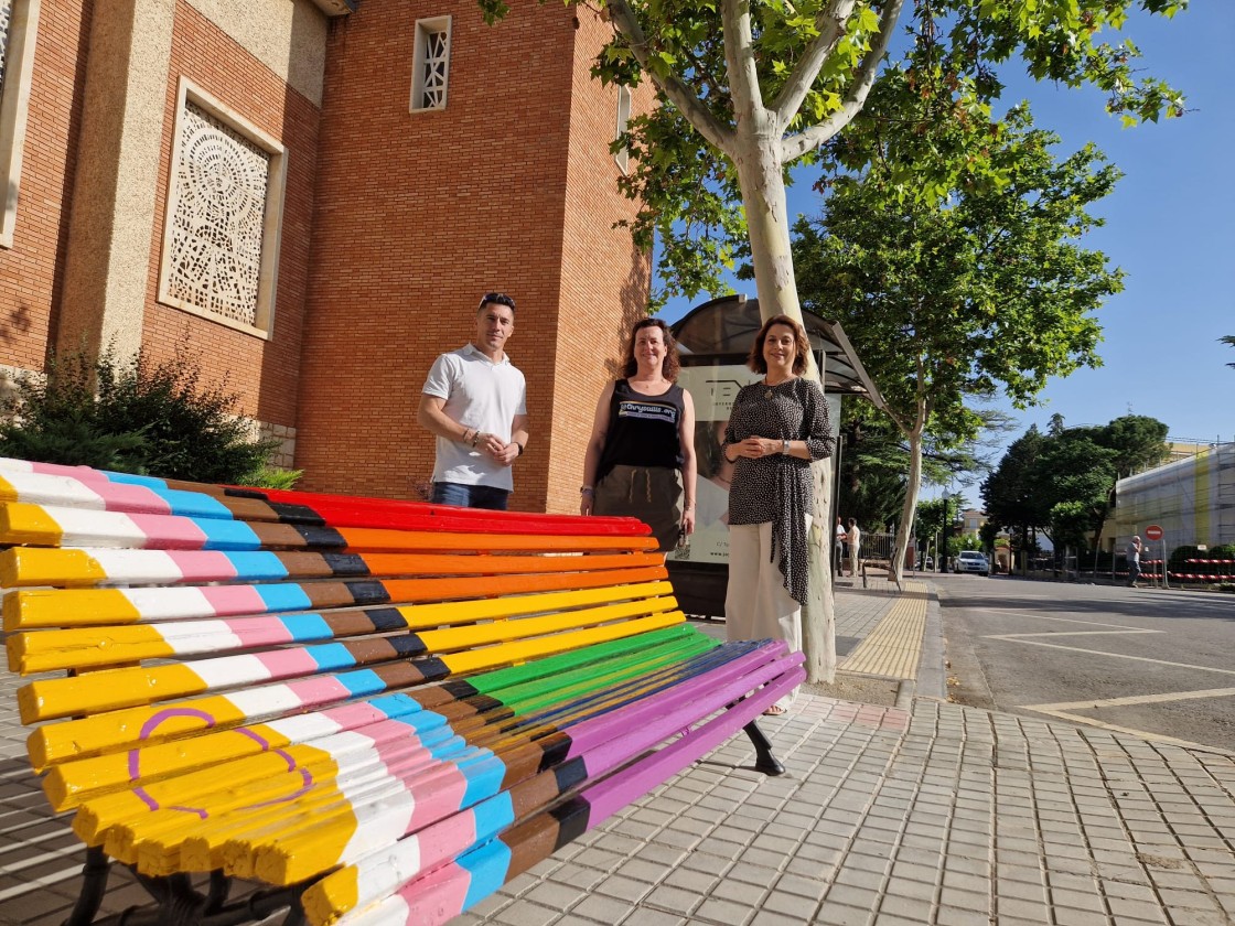 El Ayuntamiento de Teruel instala un nuevo banco LGTBIQ+ en la avenida Ruiz Jarabo, en una zona con videovigilancia