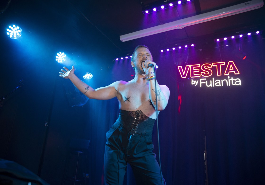 Tina X, artista queer: “Sólo soy una persona con unos pantalones, corpiño y los pezones tapados cantando sus canciones”