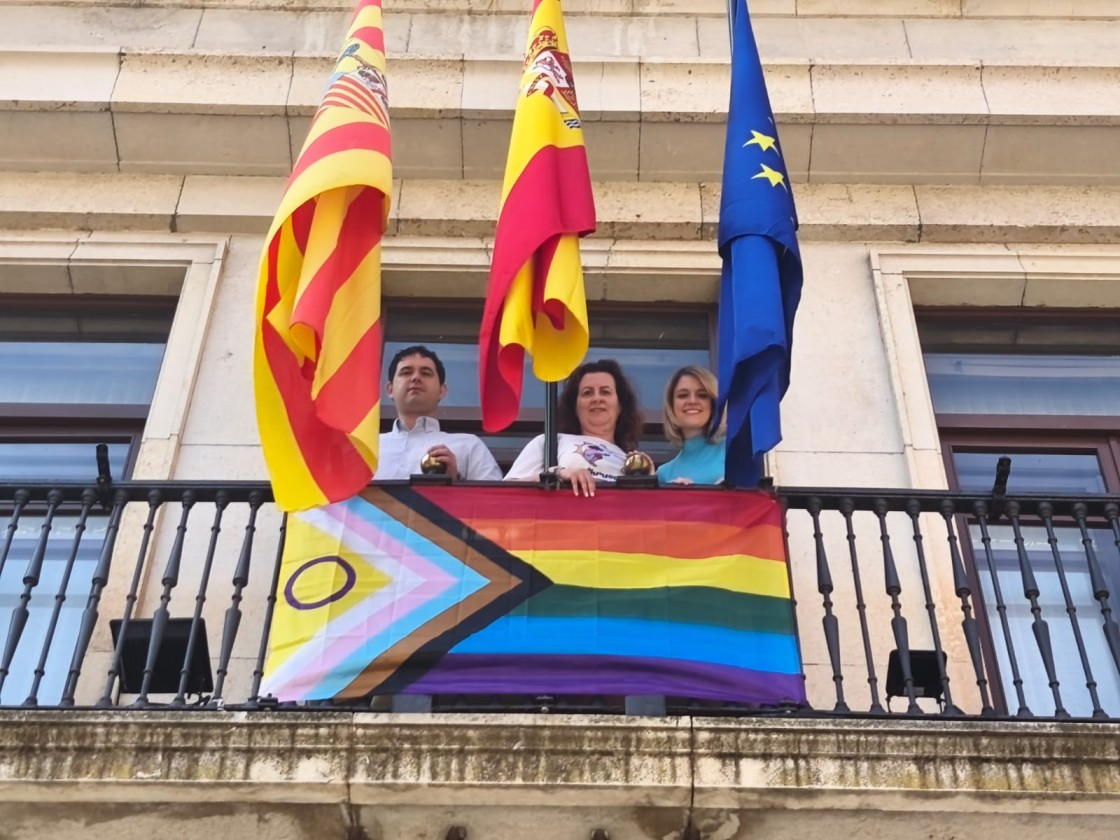 La Subdelegación del Gobierno en Teruel ondea las banderas del Orgullo en apoyo al colectivo LGTBIQ+
