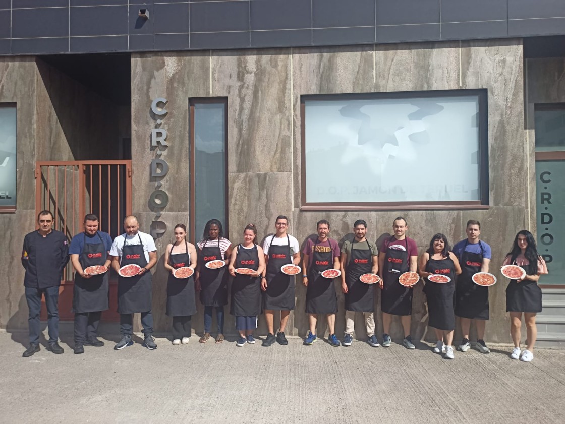 Hosteleros y futuros profesionales se han formado a lo largo del mes de junio en el arte del corte de jamón a cuchillo