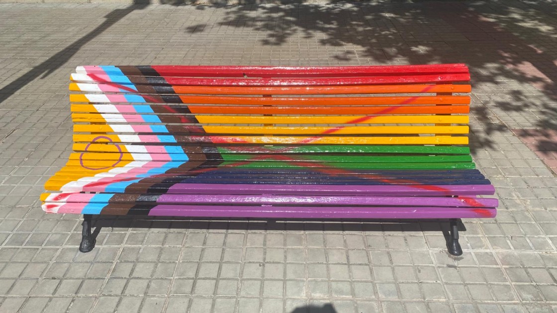 Nuevas pintadas en los bancos pintados con la bandera inclusiva LGTBIQ+