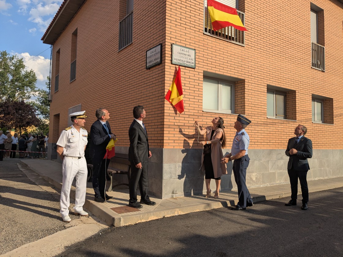 Vuelos rasantes en el cielo de Villafranca en memoria de los pilotos Ángel Marco y Gonzalo Gracia