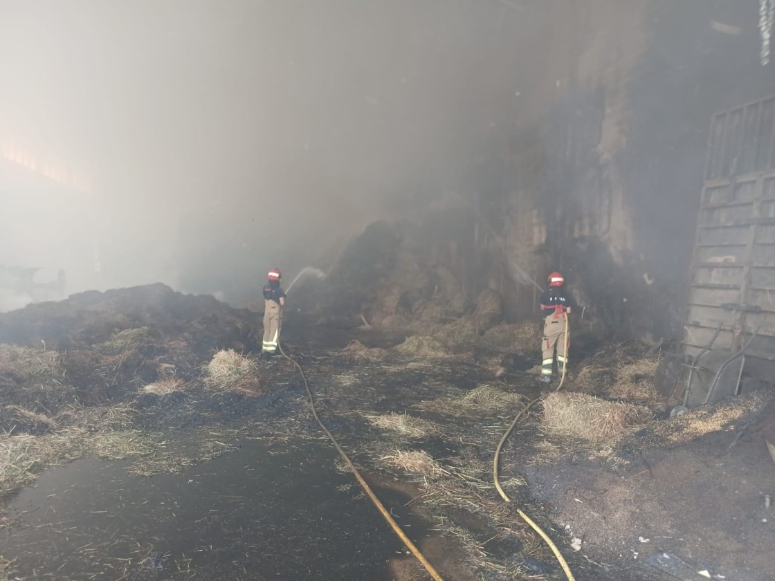 Los Bomberos de la DPT trabajan en la extinción de un incendio en una nave agrícola de Hinojosa de Jarque
