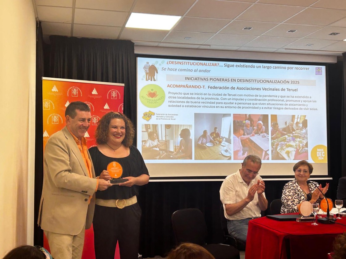 La Federación de Asociaciones Vecinales y Culturales de Teruel (FAVCT) recibe el reconocimiento por su proyecto Acompañando-T en los Premios Índice DEC 2024