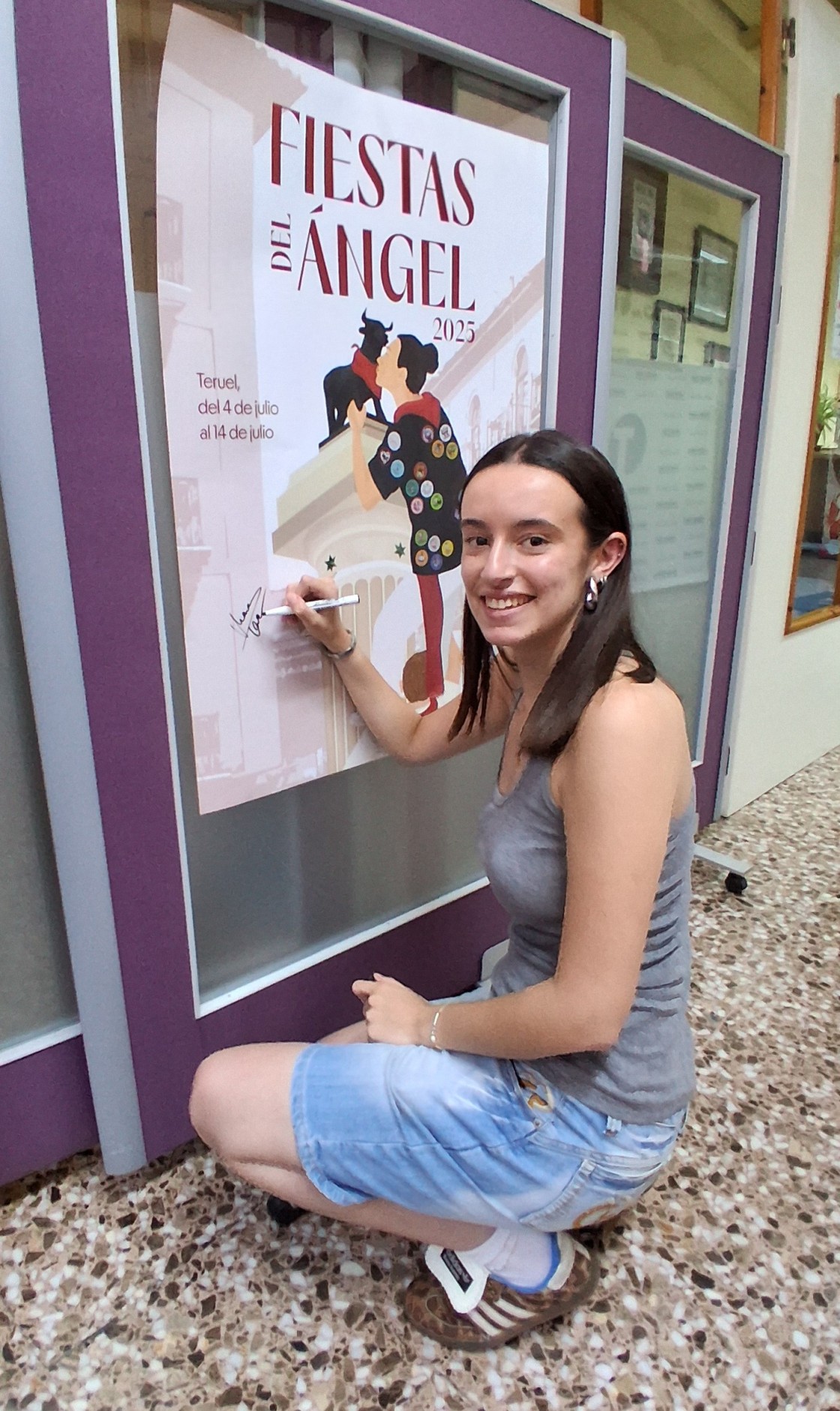 Mara Tena, autora del cartel anunciador: “Para mí la puesta del pañuelo es el momento que más representa la Vaquilla”