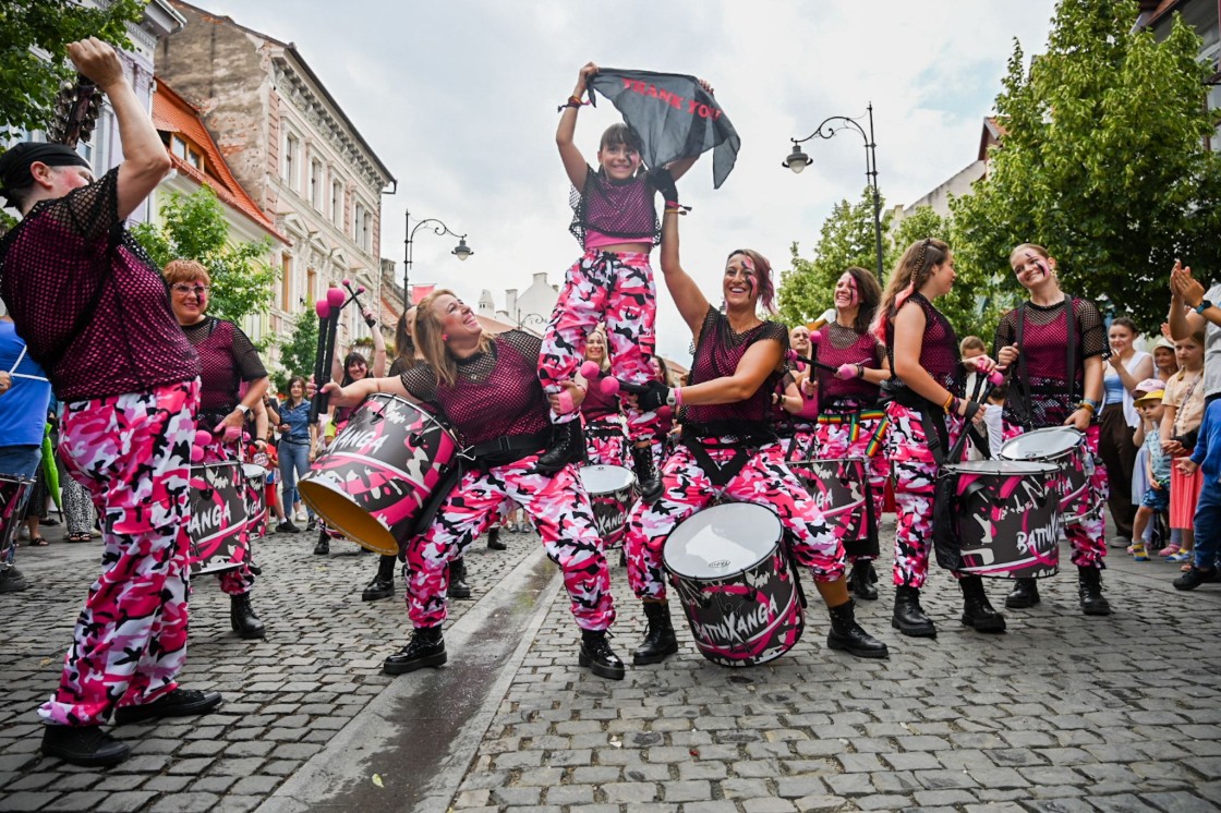 BattuXanga triunfa en el evento de arte de Rumanía, Fits 2025 como única batucada española