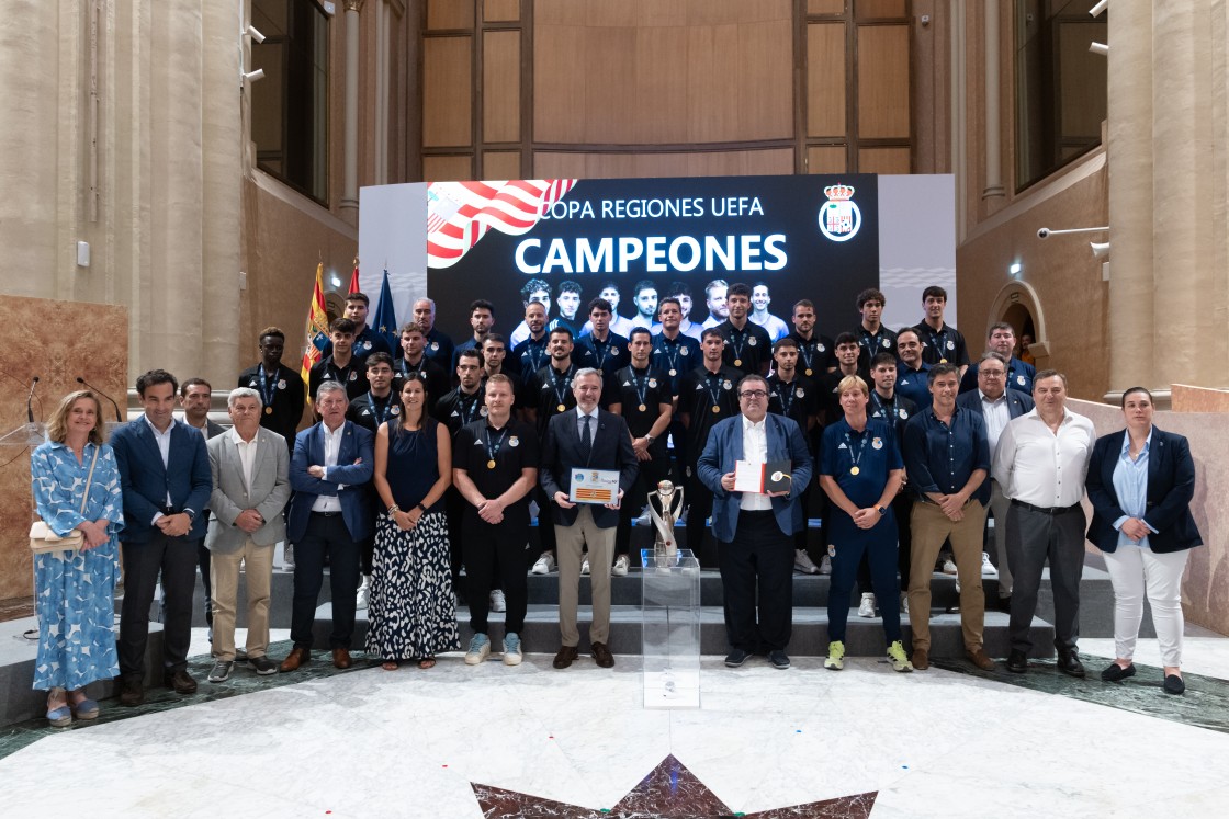 La selección aragonesa recibe la Medalla al Mérito Deportivo por su logro en la Copa Regiones