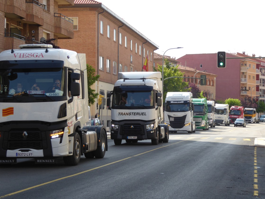 Los camioneros hacen música con sus bocinas para celebrar a su patrón