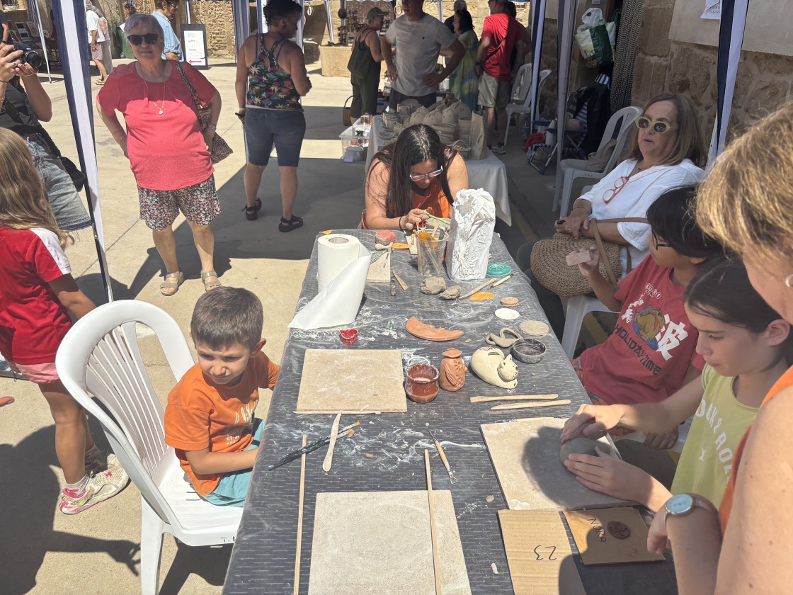 Torre del Compte acogió este sábado la IV Feria de la Cerámica y el Grabado
