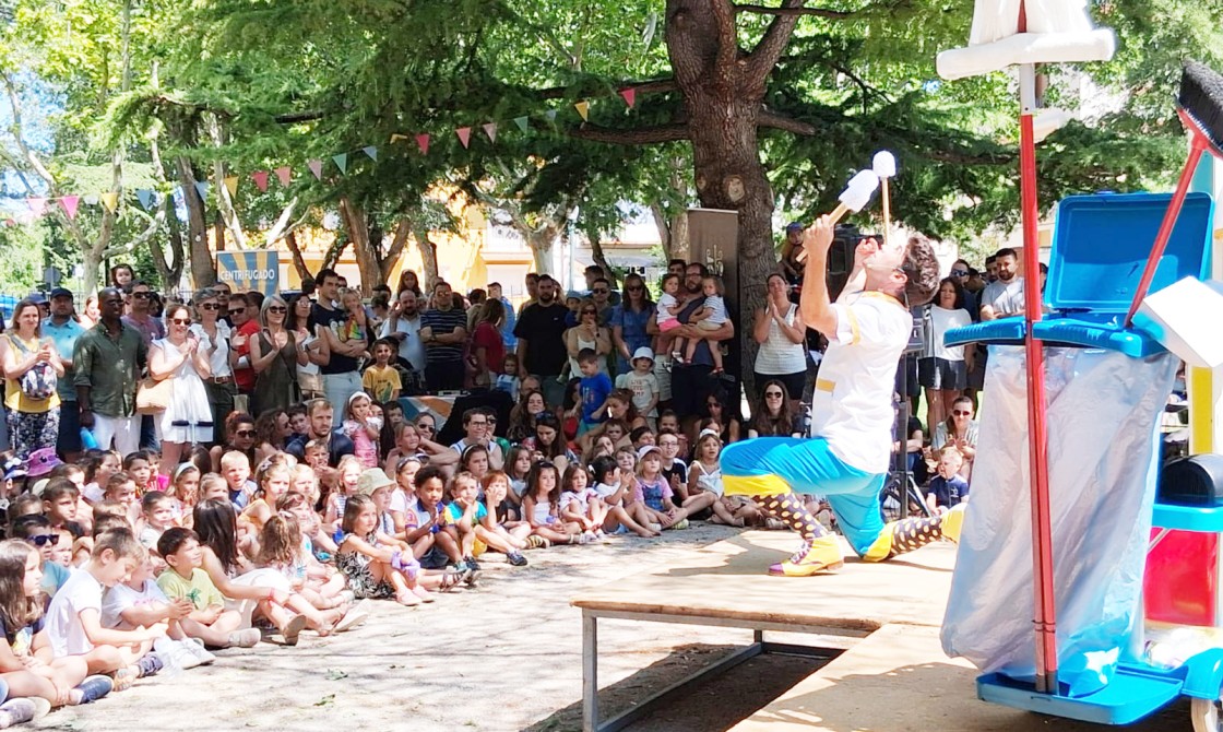 Un público familiar disfruta de las ocurrencias de clown ‘Jano’ en Los Fueros