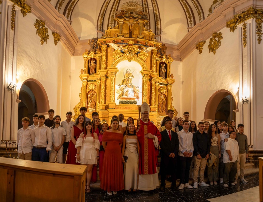 Un total de 35 jóvenes reciben  la confirmación en Cantavieja