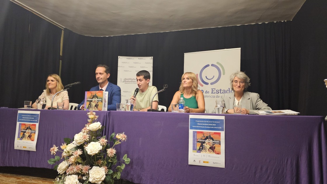 Monreal acogió ayer la presentación de la primera Cartilla Turolense Joven