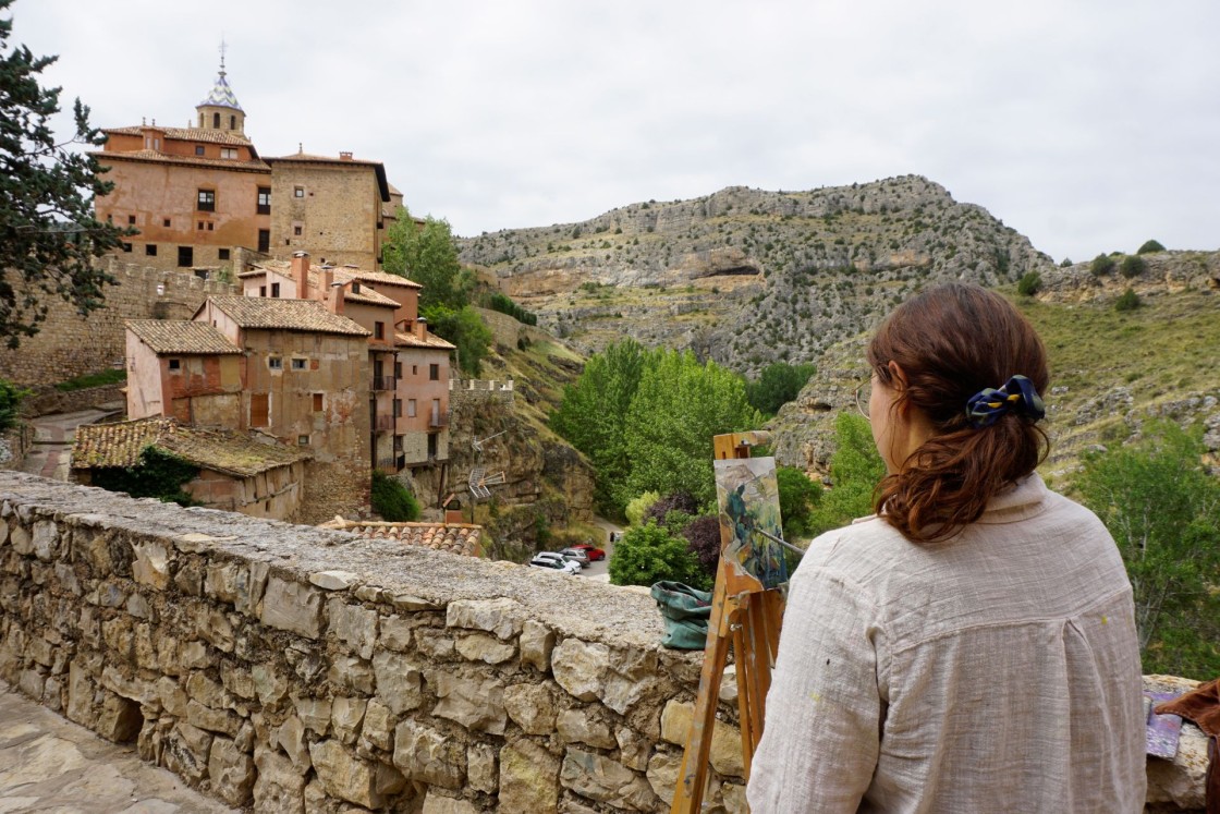 Los alumnos del Curso de Pintura de Paisaje experimentan con la materia en Albarracín