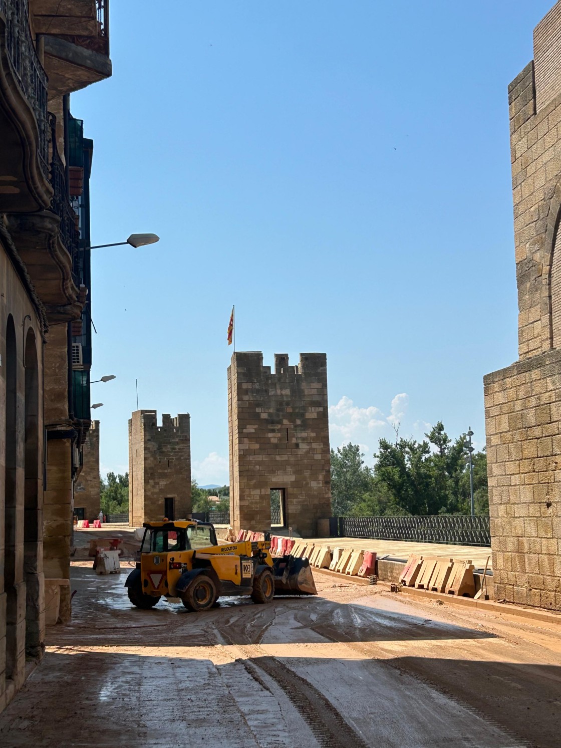 Una tormenta inunda los Torreones de la calle Muro de Santiago en Alcañiz