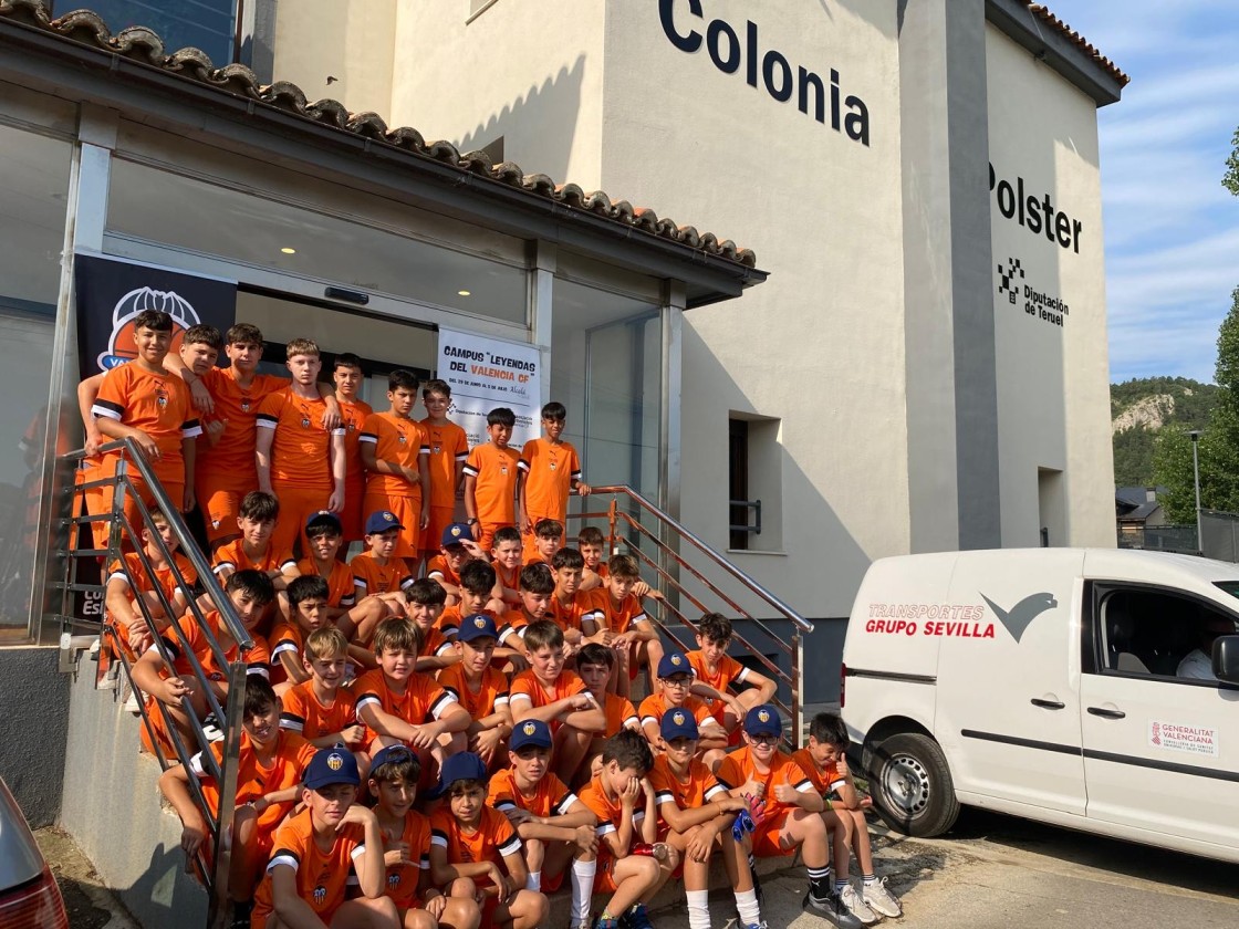 Las leyendas del Valencia CF siembran valores y fútbol en Alcalá de la Selva