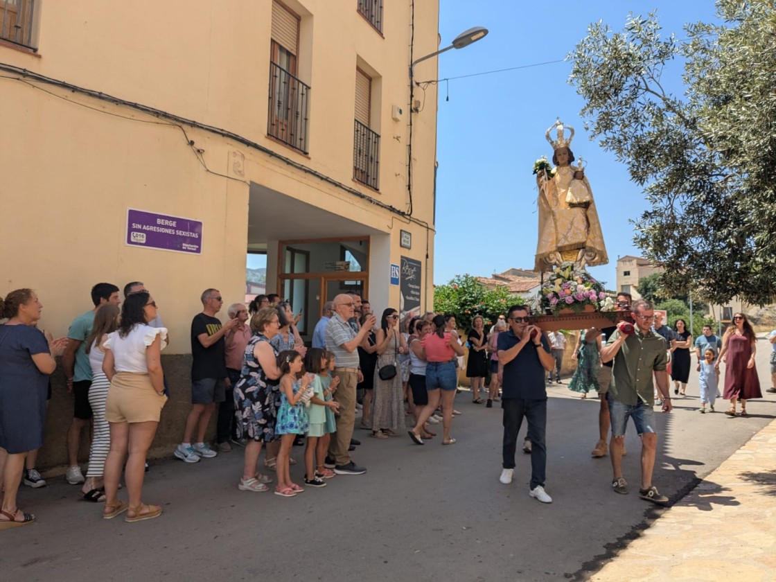 Berge celebra sus fiestas patronales por primera vez con una romería hasta la ermita