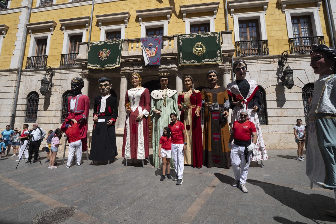 Los gigantes y cabezudos vuelven a llenar las calles  del centro de niños turolenses