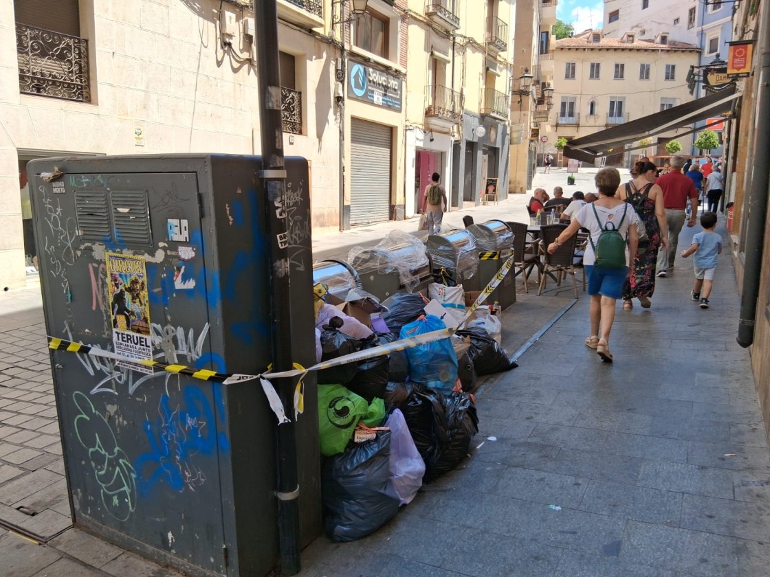 Denuncian la acumulación de basura junto a los contenedores soterrados del Centro Histórico