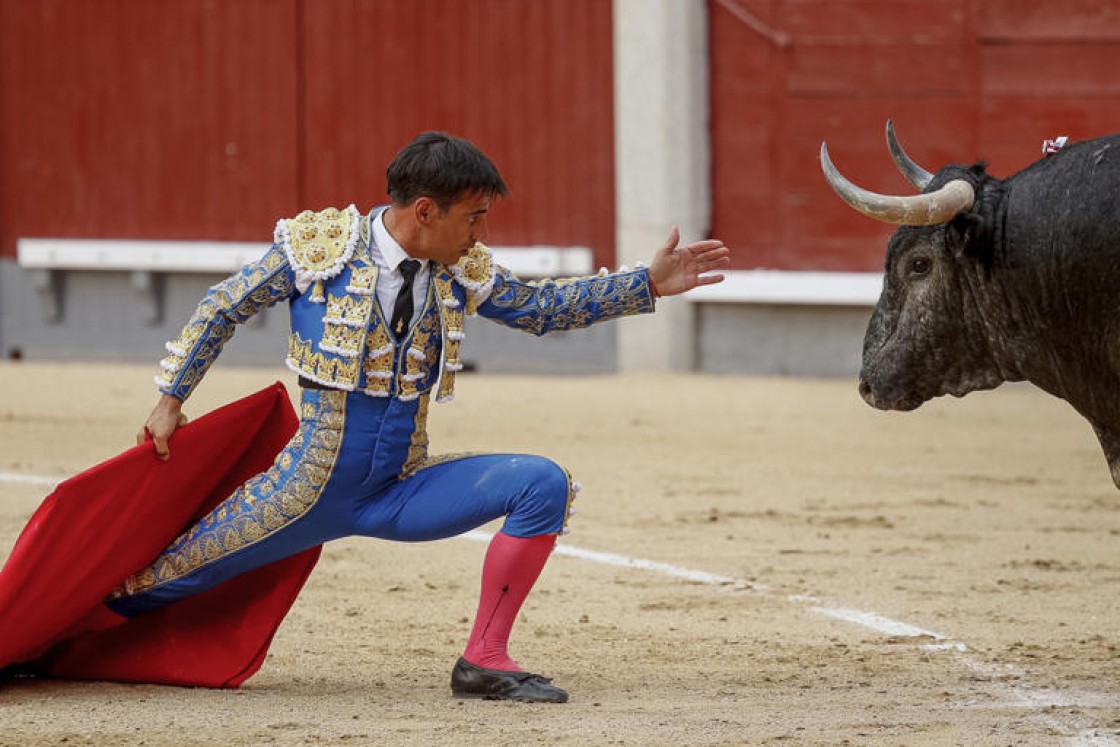 La corrida torista cierra la feria: Palha para Castaño, Emilio Serna y Gómez del Pilar