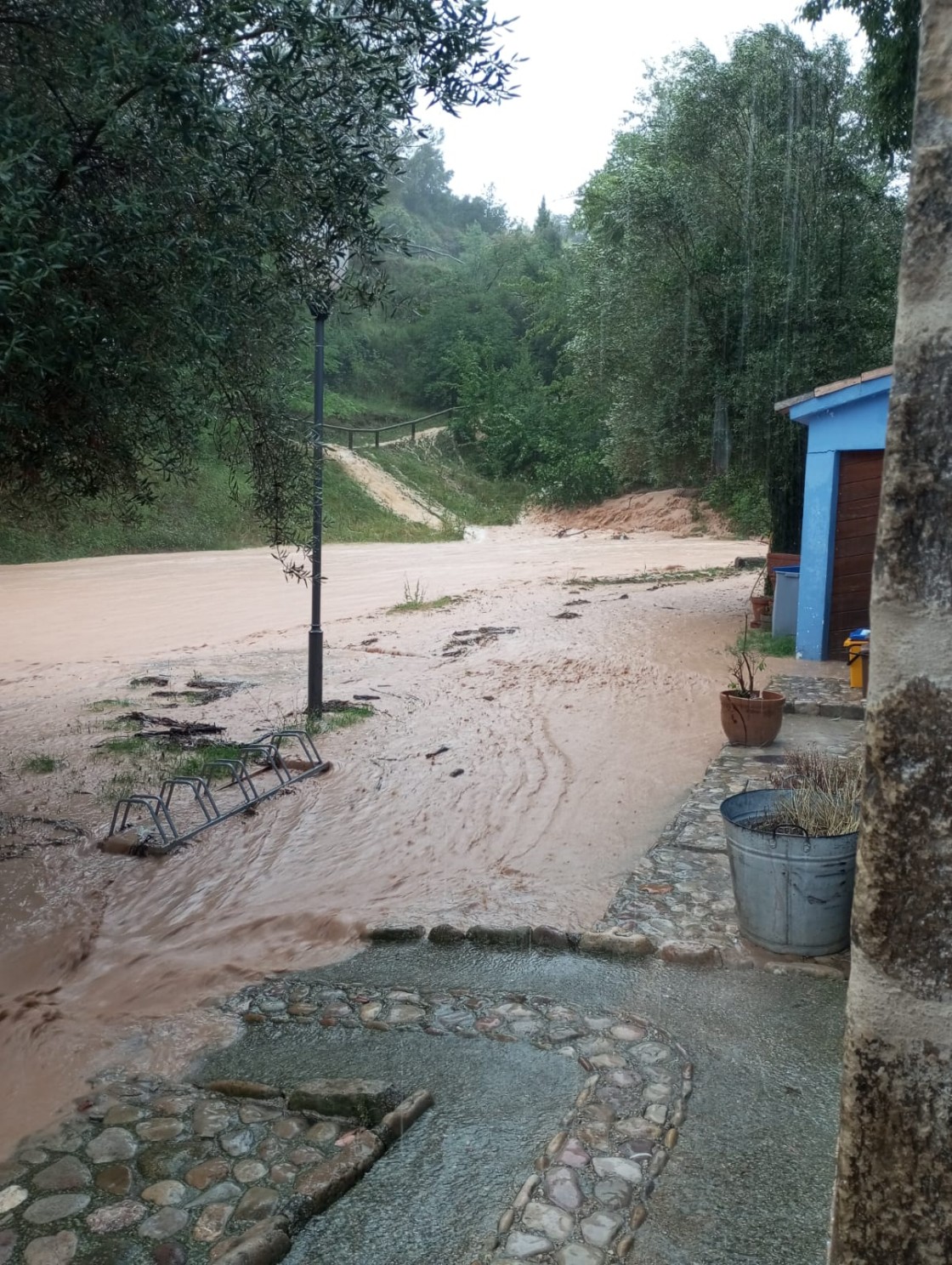 La dana desborda barrancos en Ráfales y afecta el Molí, bajos, caminos y taludes