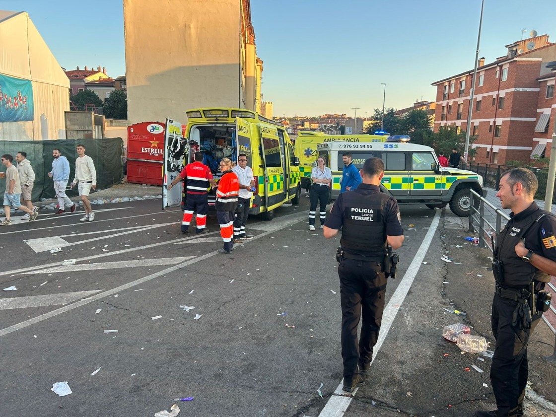 Dos hombres de unos 30 años, heridos graves al caerse desde bastante altura, las incidencias más graves de la segunda noche de las fiestas