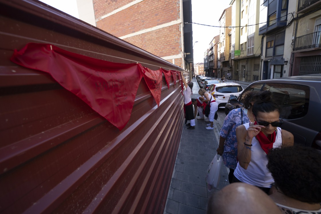 Los vecinos de San Francisco cuelgan pañuelos rojos en el número 21 para que no les olviden