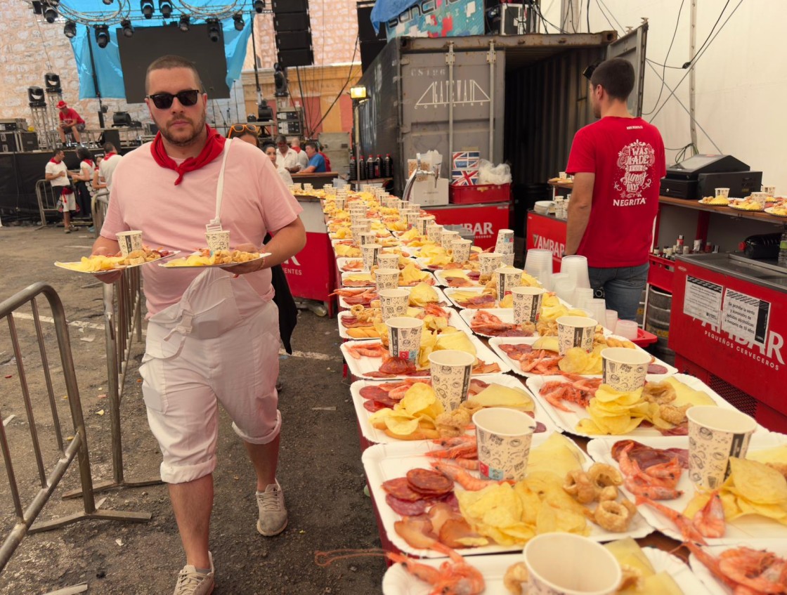 Las comidas y cenas son un momento de encuentro y descanso para los peñistas