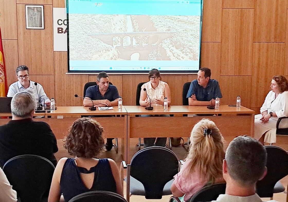 La vía del carbón y los áridos paisajes son localizaciones de cine en el Bajo Martín