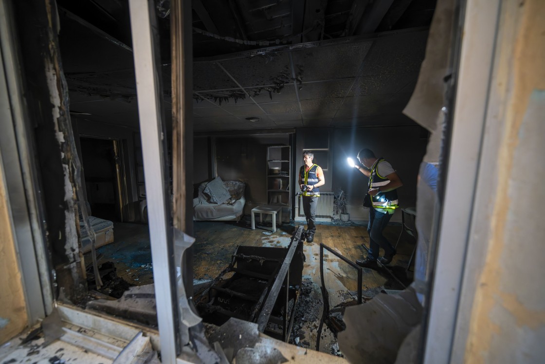 Dos educadores heridos en el incendio del centro de menores de la calle Comadre de Teruel, que ha sido provocado