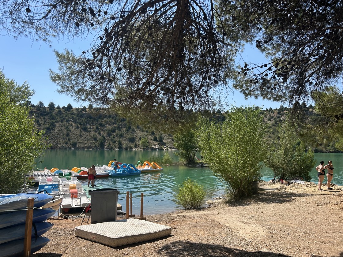 Los turolenses huyen del calor y se refrescan en el Embalse del Arquillo de San Blas