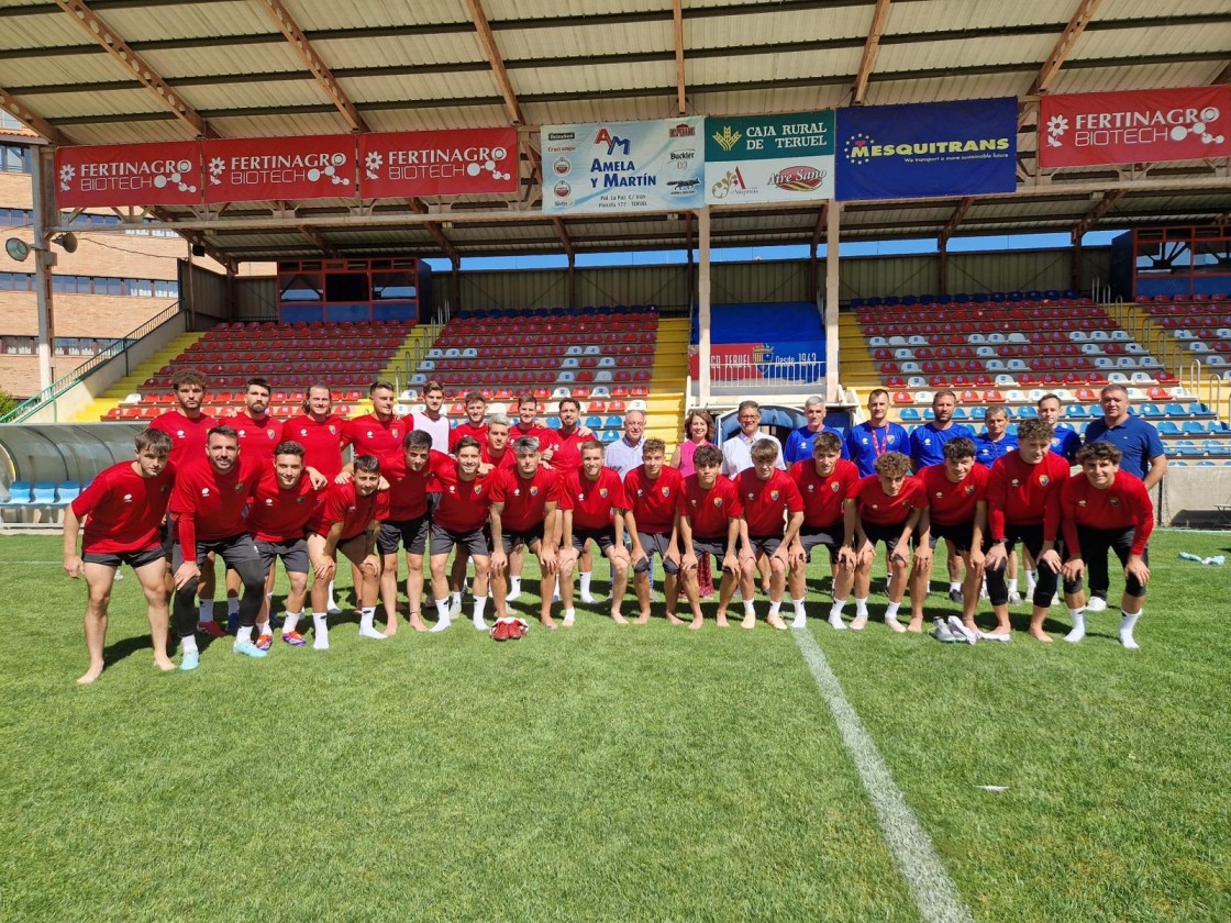 La alcaldesa visita a la plantilla del CD Teruel en el inicio de la semana de entrenamientos