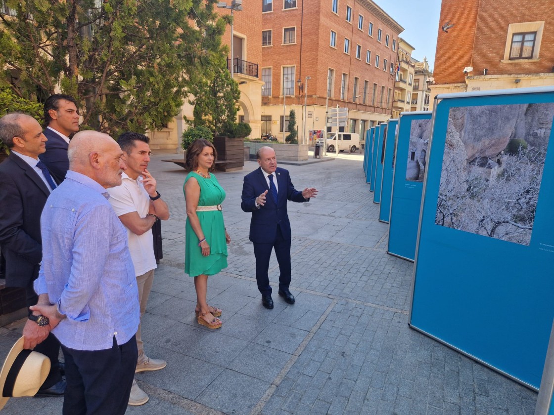 La plaza de San Juan de Teruel acoge una exposición fotográfica de San Juan de la Peña