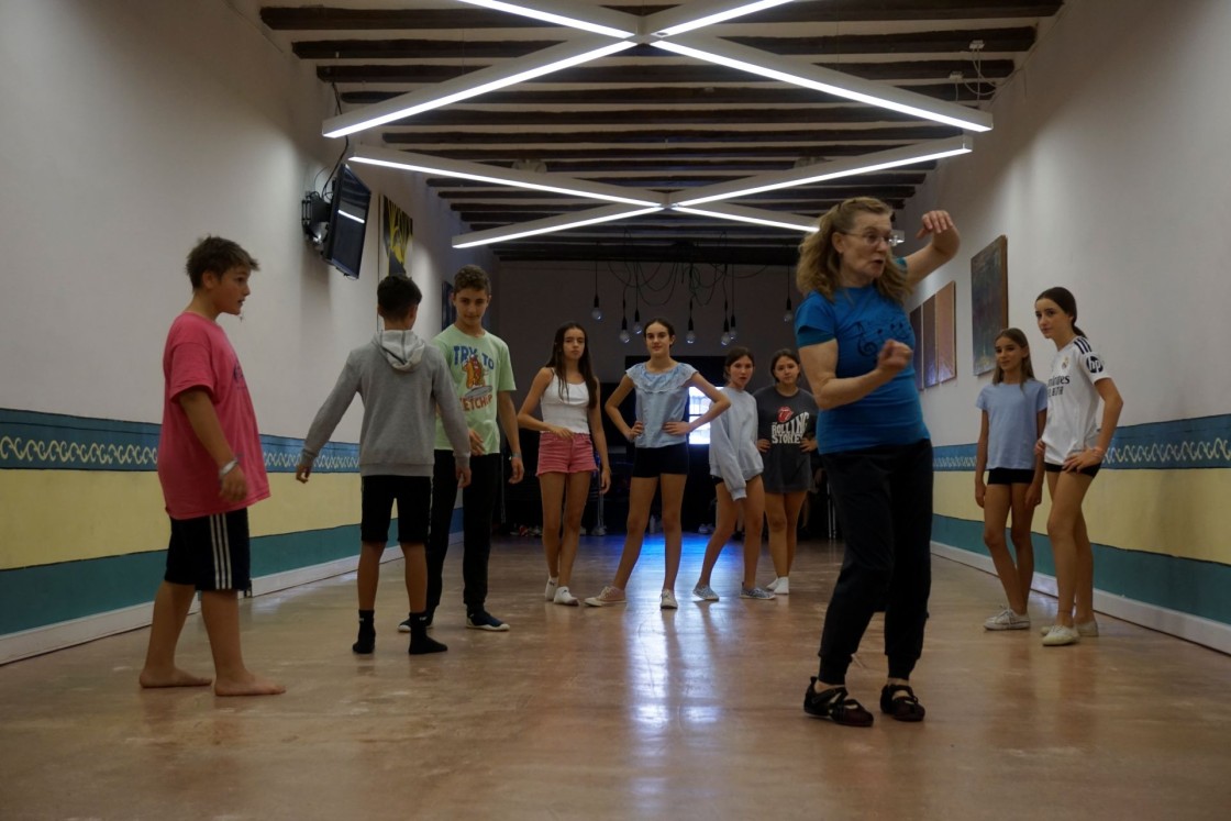 Unos 50 jóvenes sustituyen las pantallas por las artes escénicas y los amigos en Albarracín