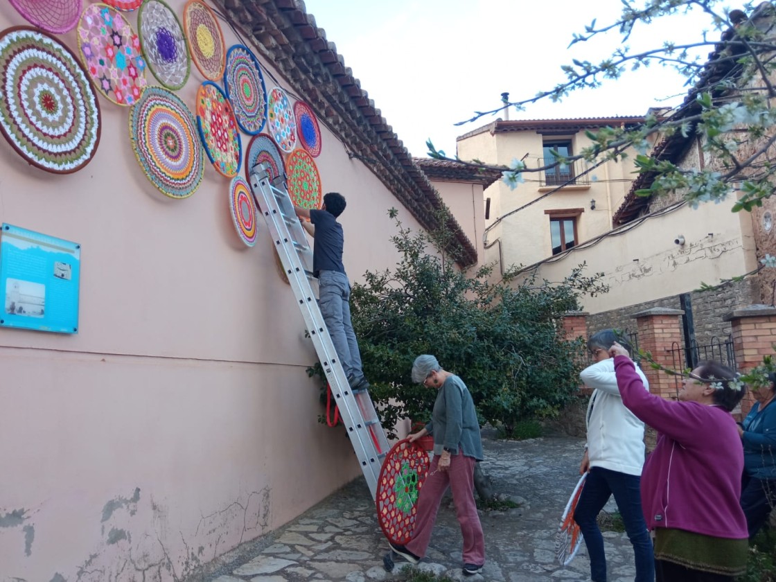 Las ganchilleras de Tramacastilla llenan de colores el verano con propuestas que invitan a soñar