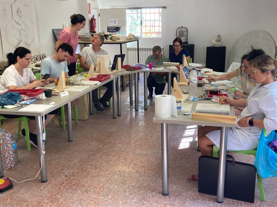 El alabastro sorprende como soporte pictórico en un curso pionero de Albalate del Arzobispo