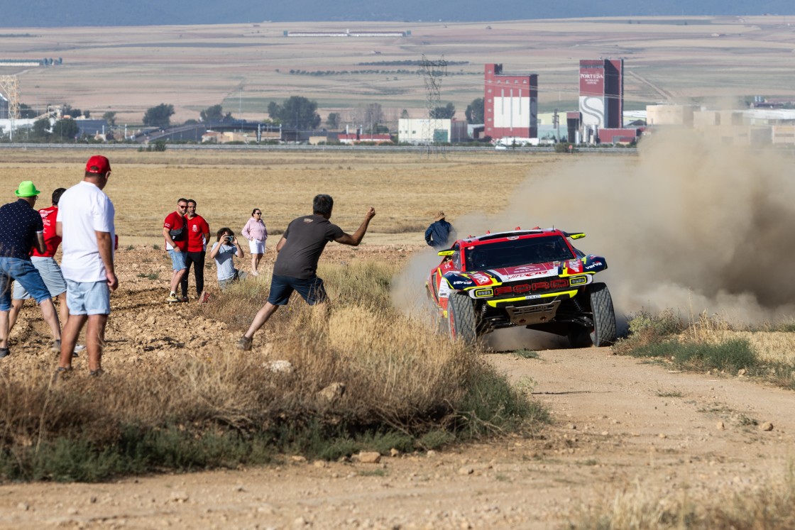 Al-Attiyah elige la prudencia para liderar en coches, en motos Santolino va arrasando