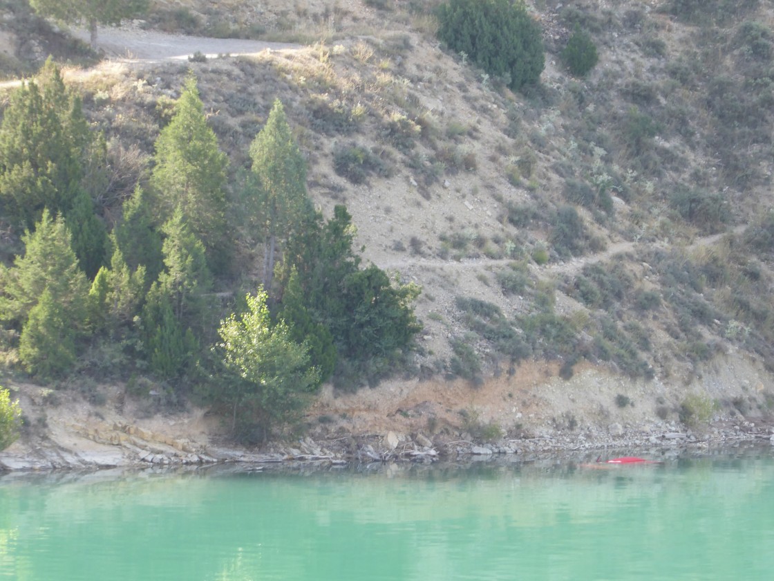Un turismo se precipita al embalse del Arquillo y sus tres ocupantes salen ilesos