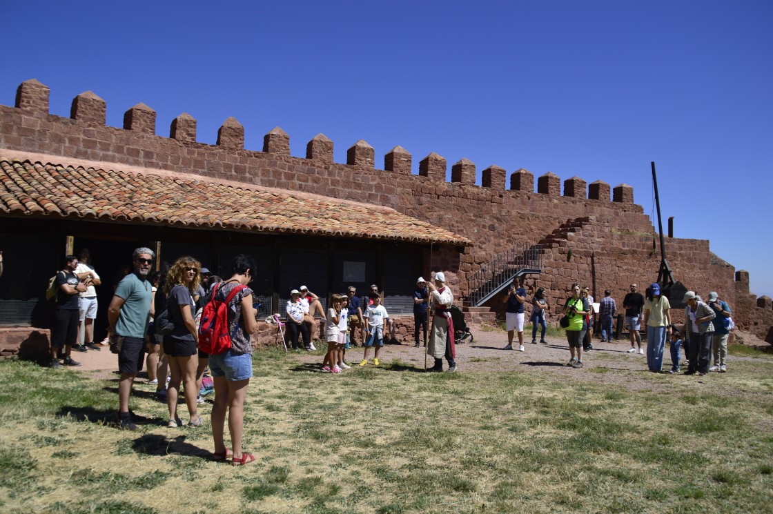Los Amigos del Castillo de Peracense llevan  al papel las historias grabadas en piedra