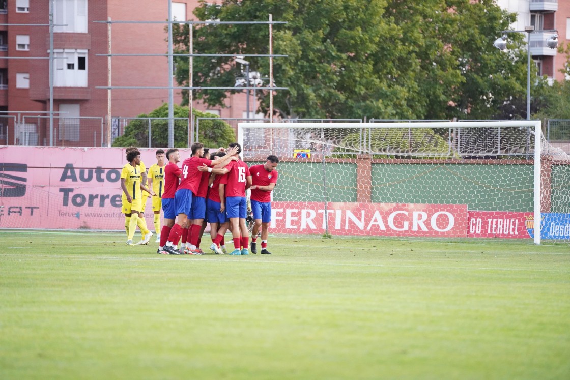 El CD Teruel logra por fin traducir el buen juego en el primer triunfo rojillo (2-1)