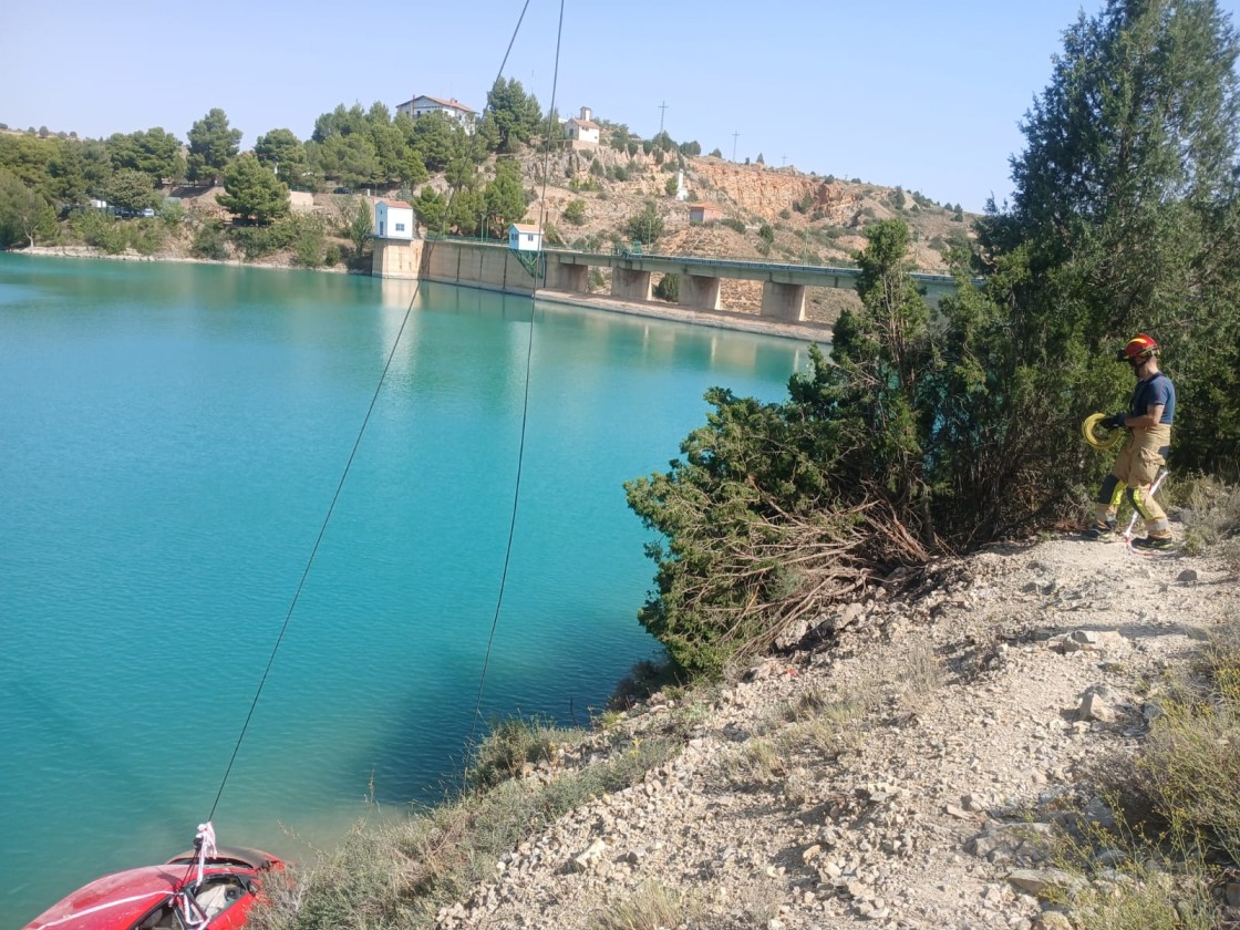 Retiran el vehículo accidentado que cayó hace dos semanas en el embalse del Arquillo