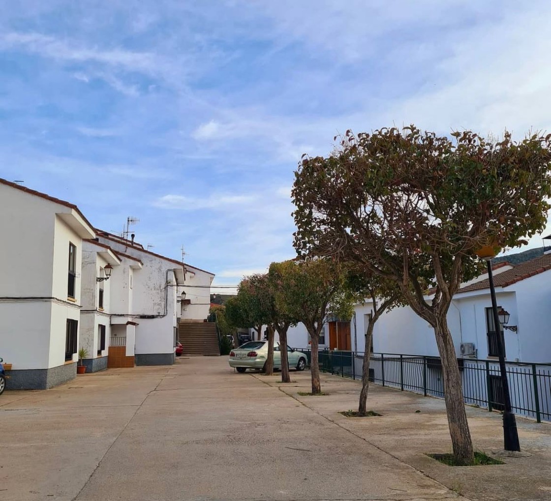 Ariño acometerá la renovación integral del vial de la urbanización Aragón, una manzana residencial