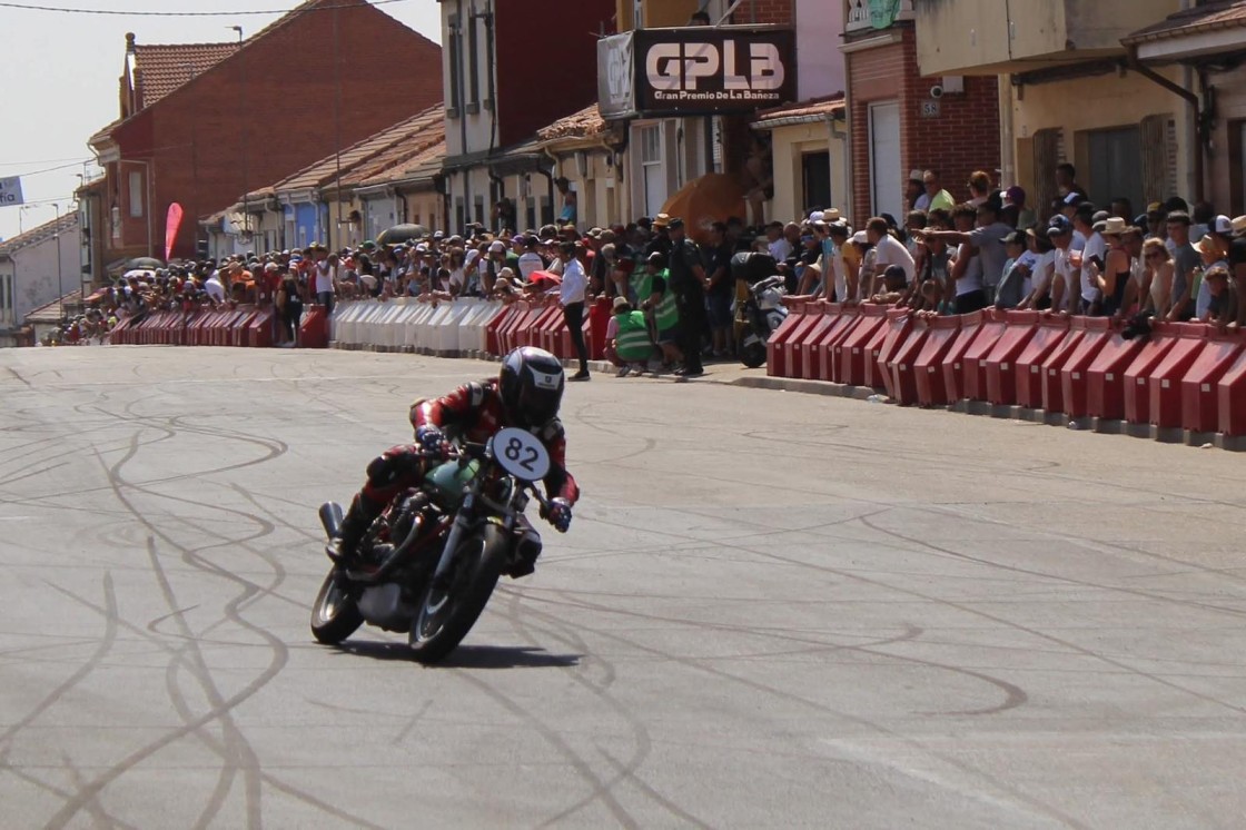Miguel Sáez, décimo en el Gran Premio de La Bañeza de motociclismo en clásicas