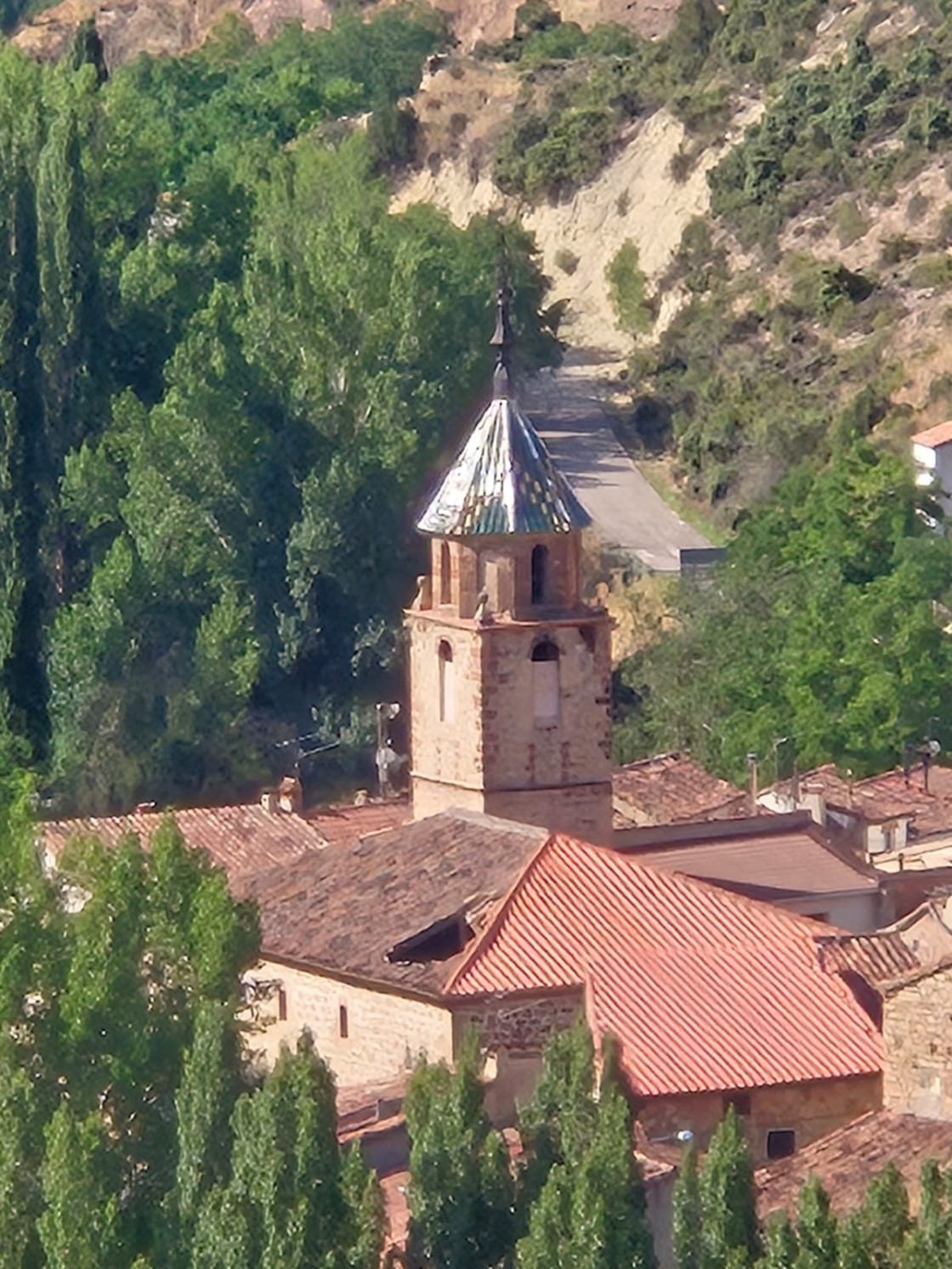 Un agujero en el tejado de la iglesia de Tormón obliga a oficiar la misa fuera del templo