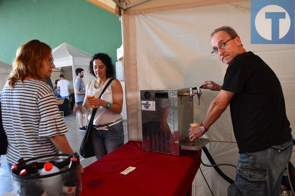 Maridaje de cerveza y música tradicional en la feria de Torrevelilla