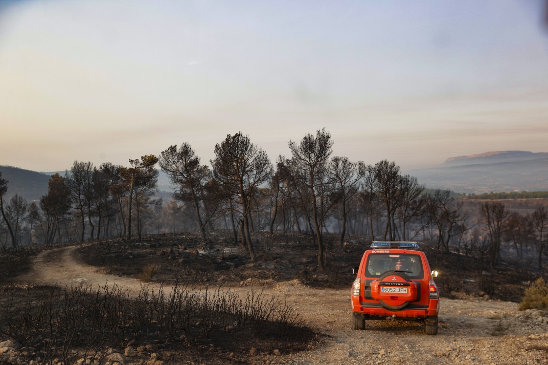 La brigada Helitransportada de Teruel colabora en la extinción del incendio de Teresa de Cofrentes en Valencia