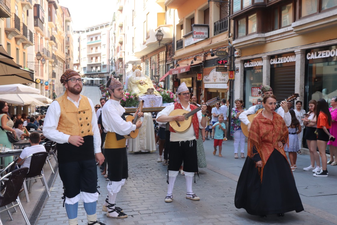 Devoción, pasión y mucho cariño al paso  de la procesión de la Virgen de la Cama